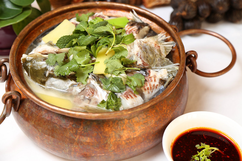 抚仙湖铜锅煮鱼铜锅煮鱼铜锅洋芋饭鲊馍肉干锅黄辣丁青椒焖黄骨鱼银鱼